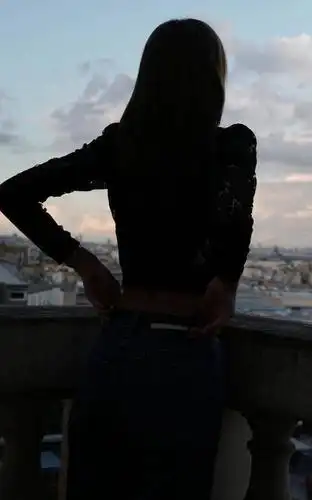 lisa自带"瘦身特效",晒背影美照,却被"a4纸"腰抢镜!_手机搜狐网