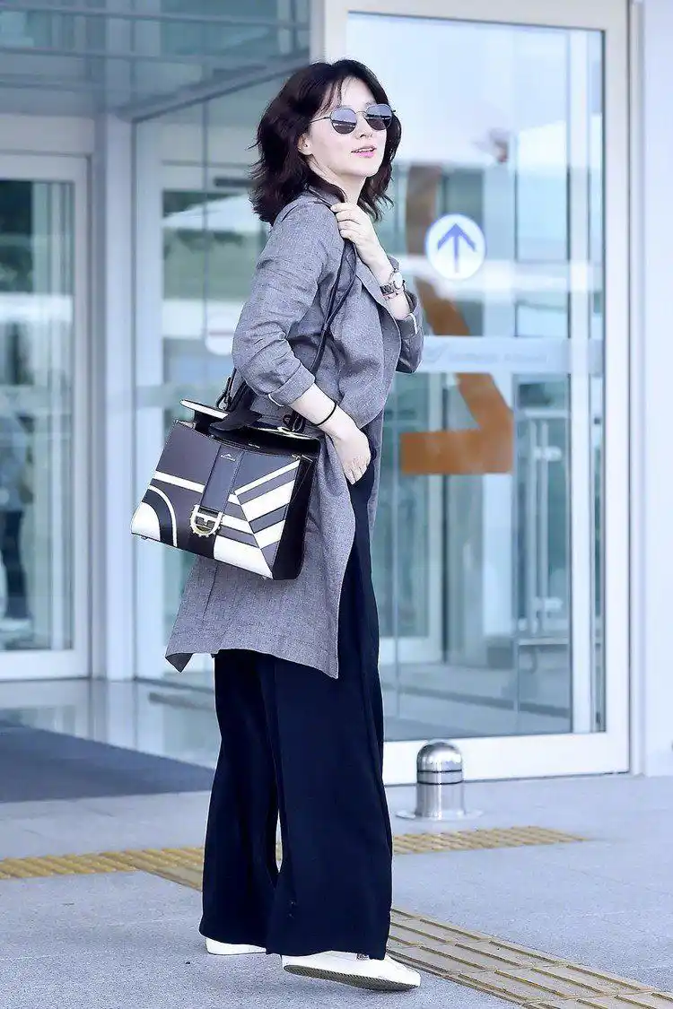 李英爱的夏季穿搭真洋气,条纹衬衫搭配半身裙,美出了新高度