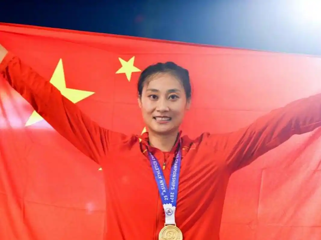 李玲夺得亚锦赛女子撑杆跳高冠军# #亚锦赛女子撑杆跳李玲4米66夺冠