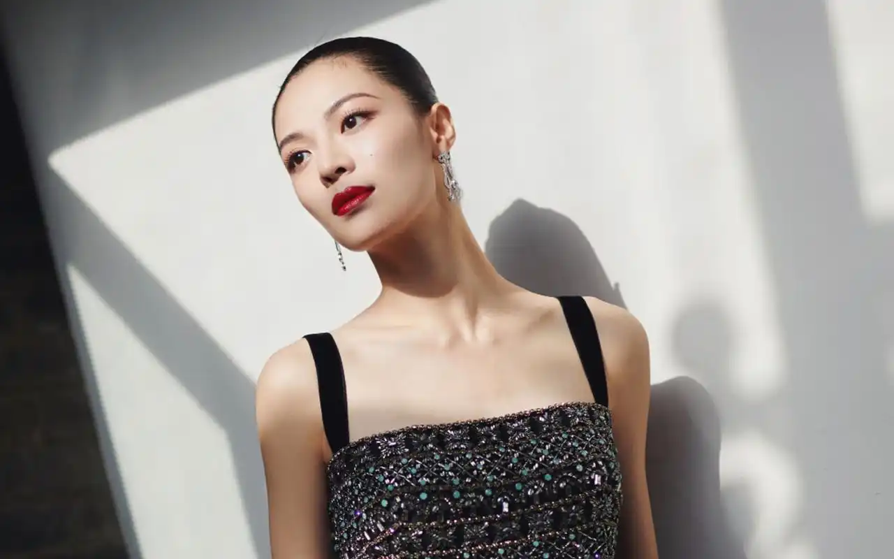 钟楚曦妩媚动人写真桌面壁纸