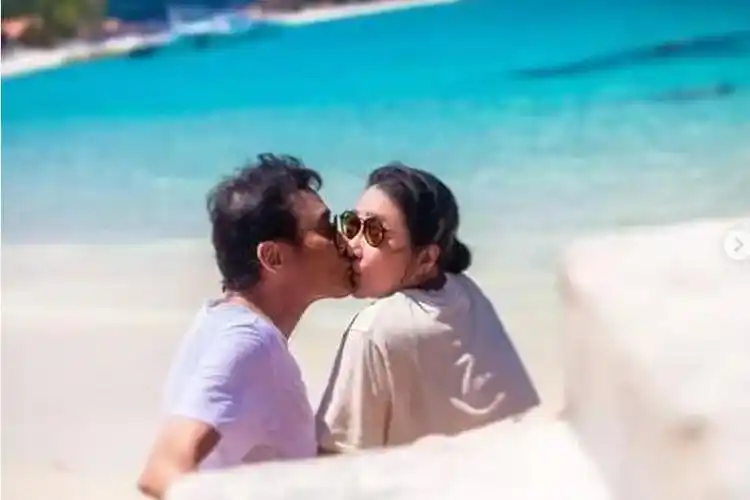 61岁梁家辉与老婆海边亲吻结婚32年恩爱如初羡煞旁人