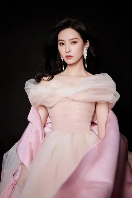 香肩裸露太性感,精致锁骨十分吸睛|刘诗诗|纱裙|香肩_新浪新闻