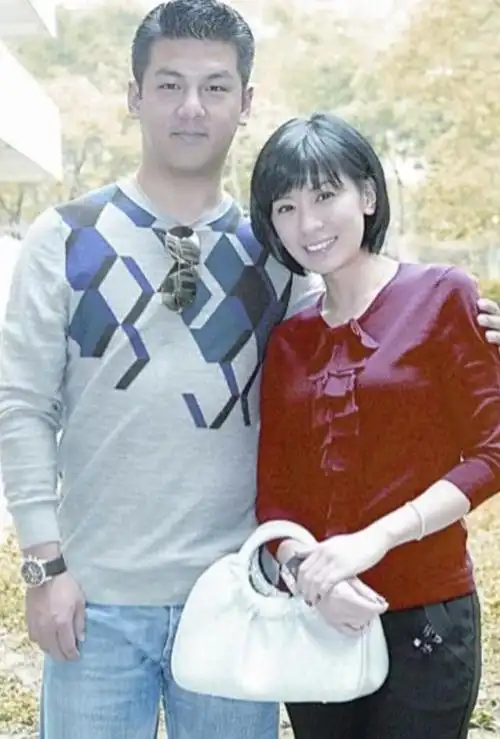 2014年,贾静雯和修杰楷同框照片曝光,两人的姐弟恋浮出水面,相差9岁的