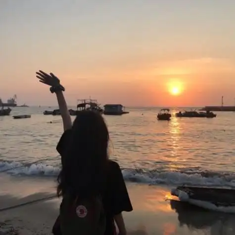 女生头像背影霸气高冷,望着远方似乎在欣赏这美好的风景