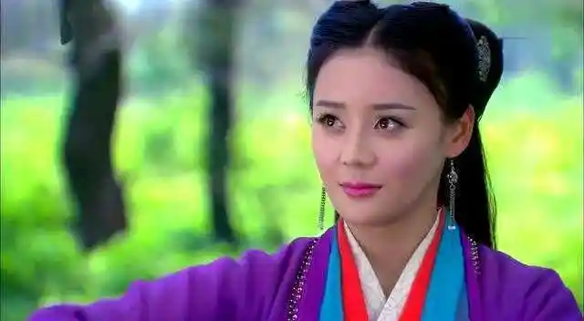 2013年,袁姗姗在《笑傲江湖》中扮演任盈盈,受到很多人吐槽,认为她无