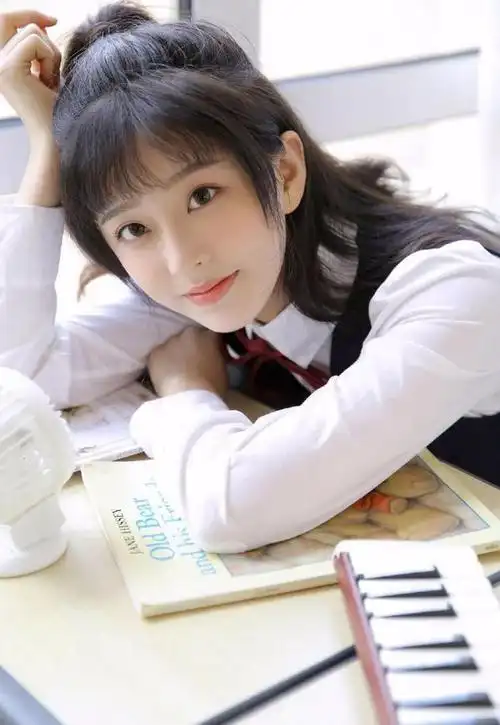 黑长直加校服简直就是每一个男生的初恋女神