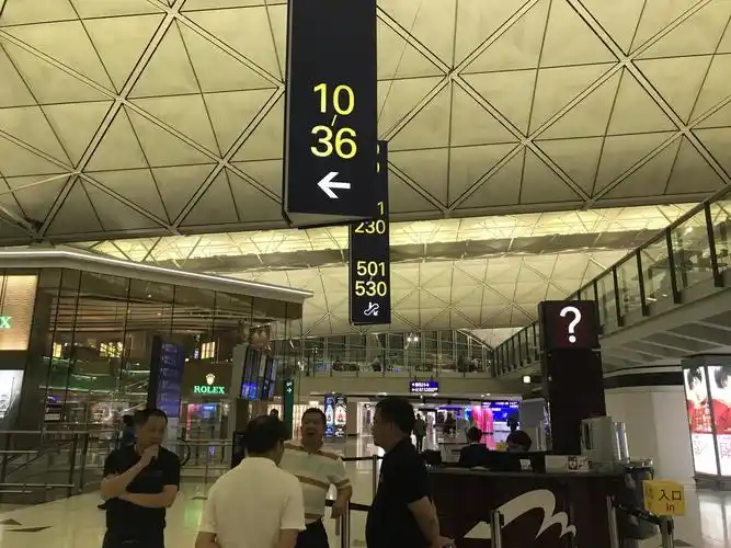 路过香港国际机场,本来的真实目的是为了买一本书,结果没想到在夜里