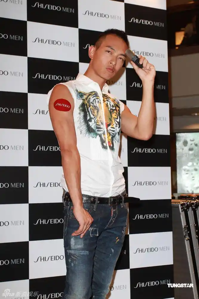 p>梁竞徽 i>(oscar leung) /i>,原名梁烈唯,1979年3月26日生于中国