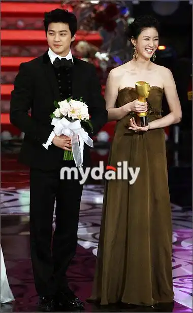 图文:韩国kbs演技大奖颁奖礼--金智勋李秀景
