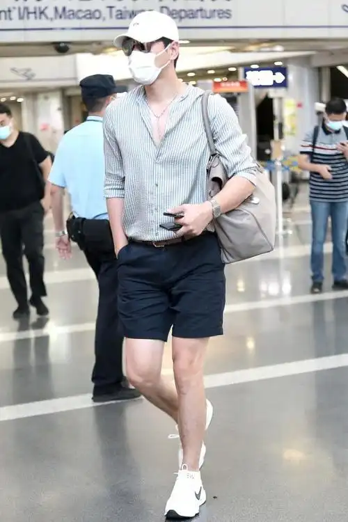 张亮的模特素养刻在骨子里穿衬衫仍不忘秀身材配短裤挺别致