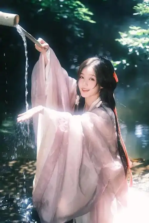 李一桐古装美照惊艳曝光!淡粉色轻纱古衣下开心戏水,少女心十足