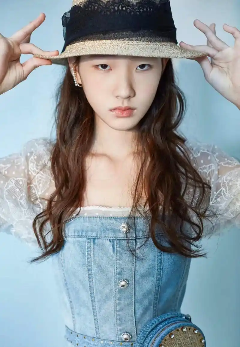 小s女儿真放得开!穿吊带拍杂志成熟又风情,14岁豪爽个性随妈