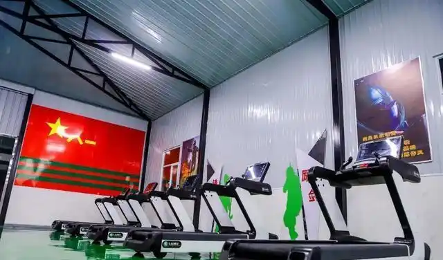 军营健身房兵哥哥撸铁有了新动力