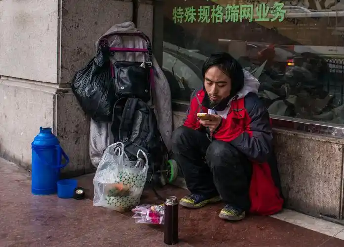 街头小人物(90):流浪汉中的低头族