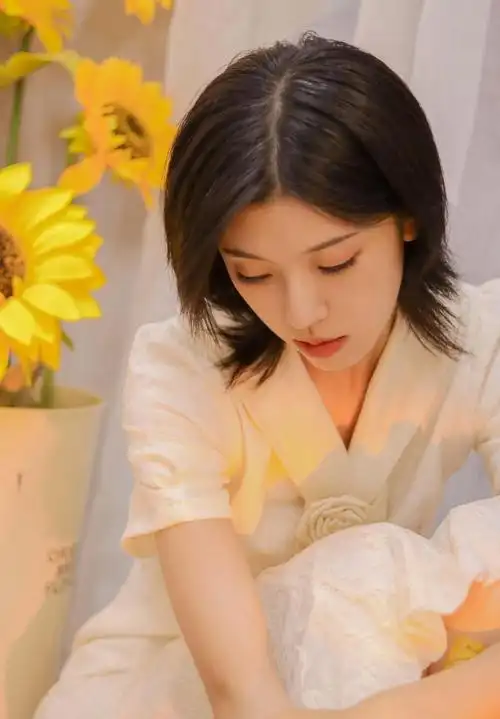 知性短发气质美女