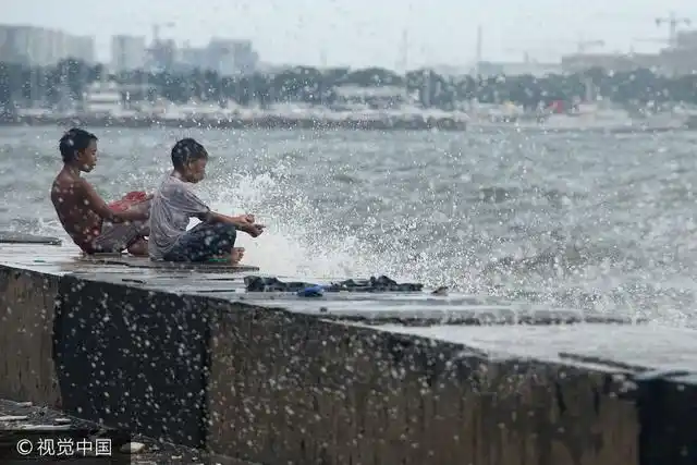 台风过后 菲律宾儿童海滩纵情戏水