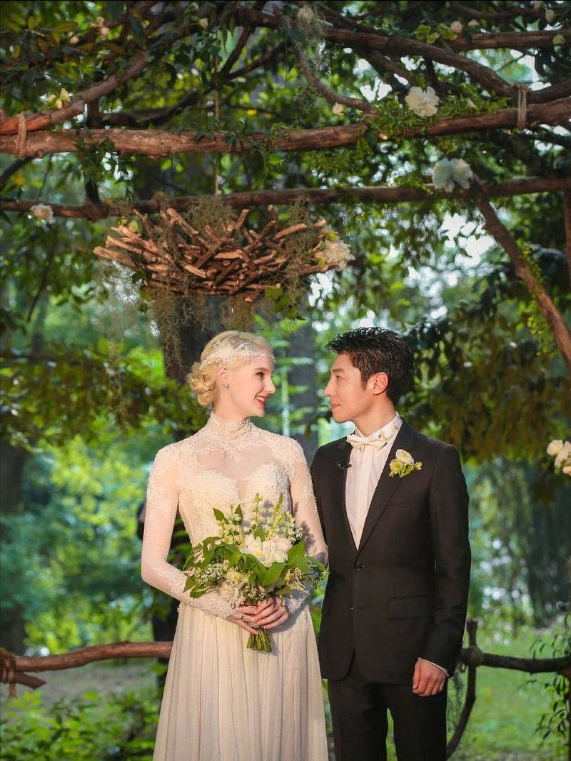 偶遇撒贝宁一家四口外出登山 龙凤胎宝宝大眼睛高鼻梁 混血感十足