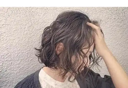 波波头短发怎么烫 女生波波头短发烫发发型图片