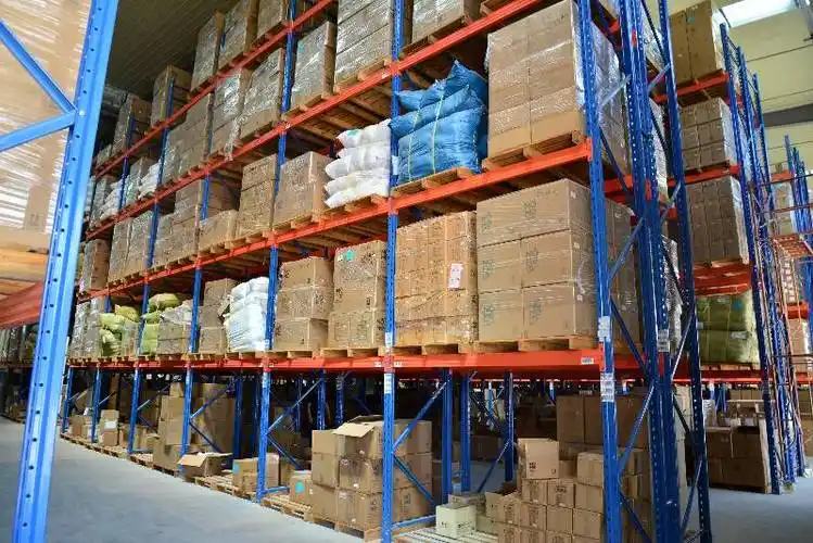 一,标准货架就一个个的标准型的常见仓库货架,它们是有一些标准货架