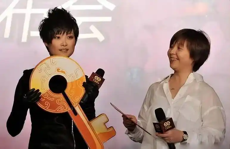 天娱总裁龙丹妮送李宇春一辆跑车,还把自己的千万豪宅送给她_什么