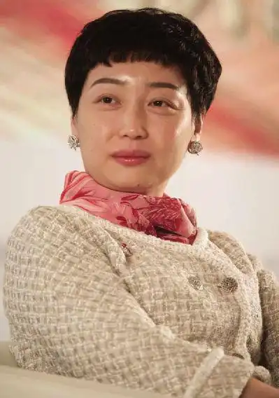 杜鹃 杜鹃曾在监狱里探望黄光裕时讲过:"没事儿,老公,你出狱时,我给你