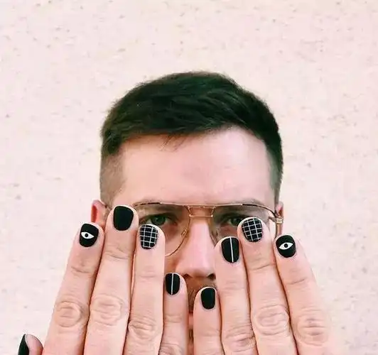 如何看待男生做美甲?