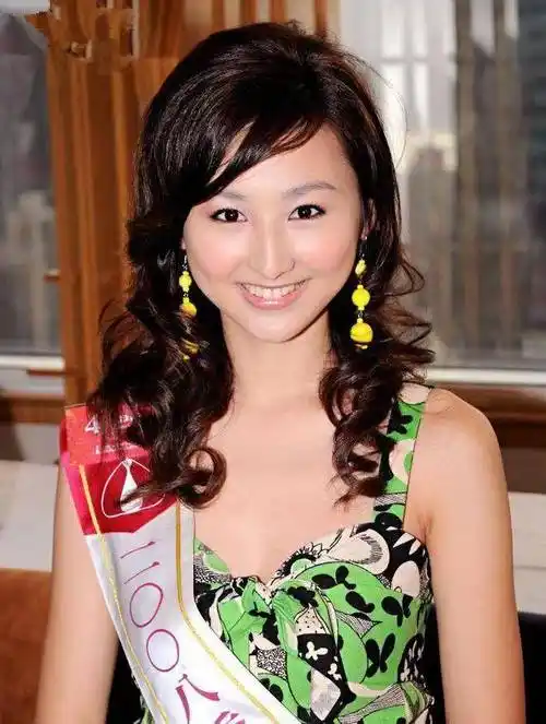 《新闻女王》港姐成群,"找个男人嫁了",思觉大叔女儿是冠亚军_香港