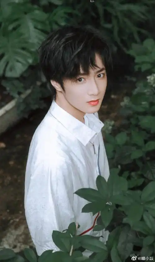 温润如玉,帅气十足,简直就是从漫画里走出来的,绝绝子#刘耀文 超绝
