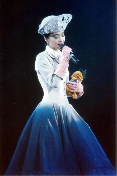 了一下这首歌的资料,才知道这首发行于1984年的歌曲是陈慧娴的成名曲