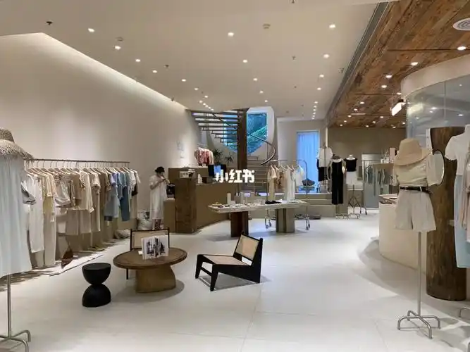 韩国简约文艺的女装买手店设计装修方案,温馨奶油色加上艺术感的深色