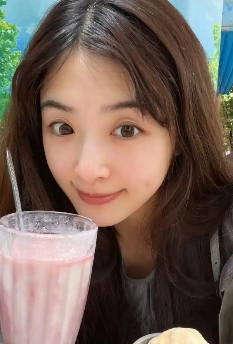 张含韵晒自拍卖萌,素颜去喝奶昔不忘臭美拍照,她对自己的颜值还挺自信