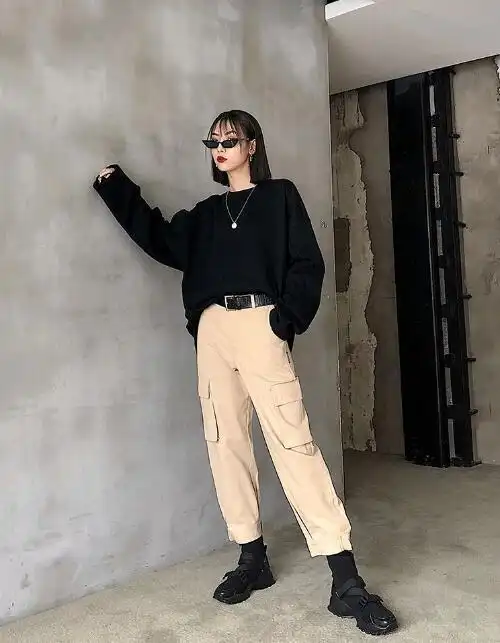 宽松的版型配上几个大裤兜,也很方便日常的穿着,且工装裤搭配不同的