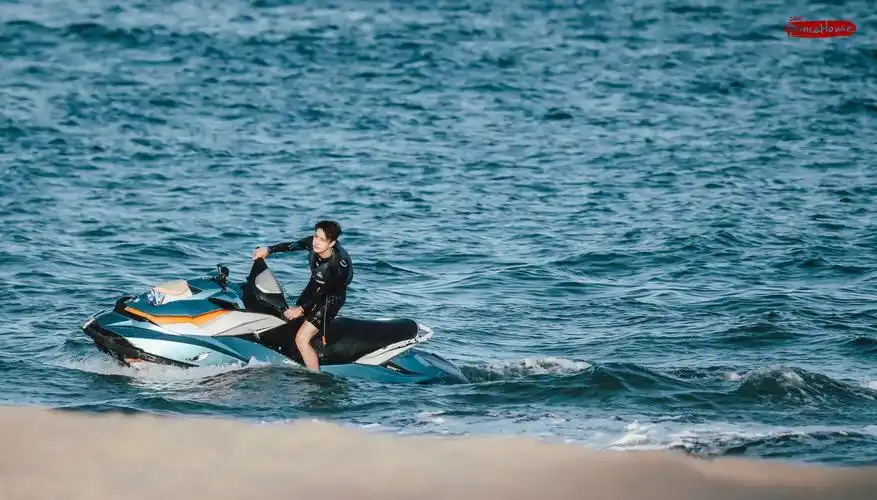 王一博夏日冲浪店# 79海边帅哥～79 @uniq-… - 堆糖,美图壁纸