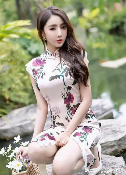 鉴于护着脖颈的设计,这种领口的旗袍能突出女人的一种秀气美,会让人忍