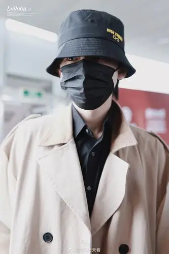 宋亚轩杭州 北京机场饭拍~ 黑色渔夫帽 卡其色风衣,气场全开……_高清