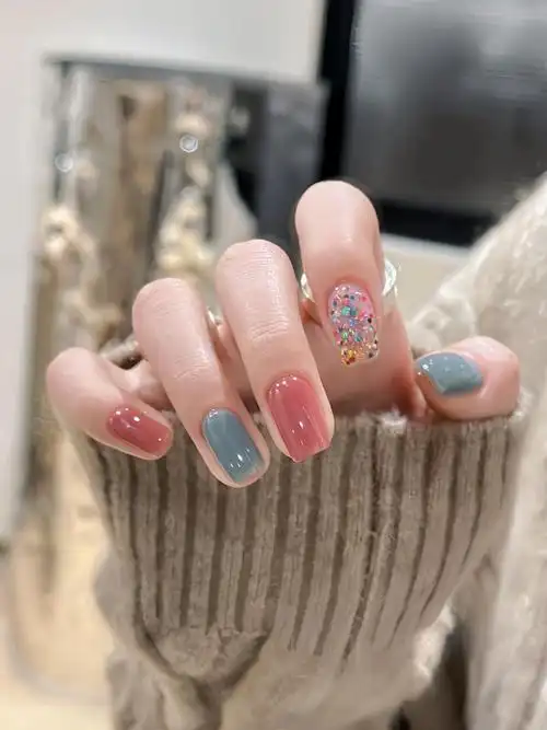 小清新 冰透粉蓝彩片指甲油