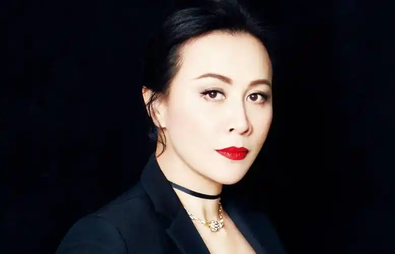 刘嘉玲晒出近况照片,和限量版小熊干杯,屋内装饰引发网友关注_作品