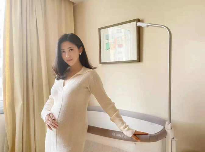 朱珠挺大肚健身手抚孕肚母爱满满临近产期四肢仍纤细