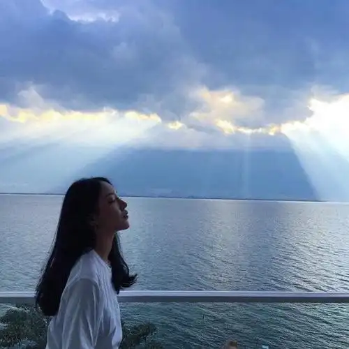 qq头像 151楼女头>>>一个人觉得寂寞,是因为害怕踏出最初的一步 .