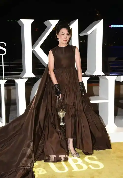 刘嘉玲出席活动,一袭巧克力棕拖尾长裙,美得优雅又大气!