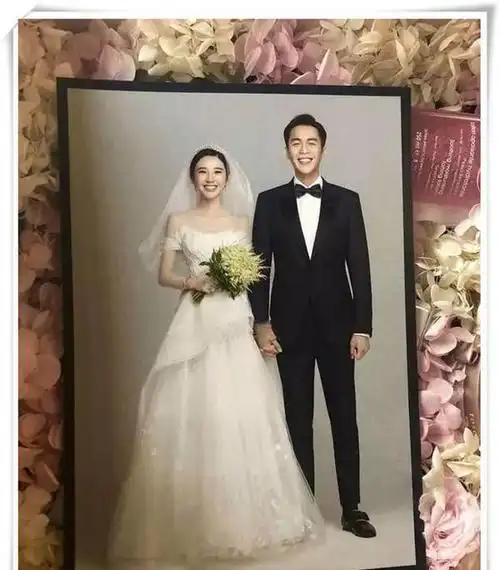 总摆扑克脸的张若昀结婚照里笑得比唐艺昕还灿烂是真爱无疑了