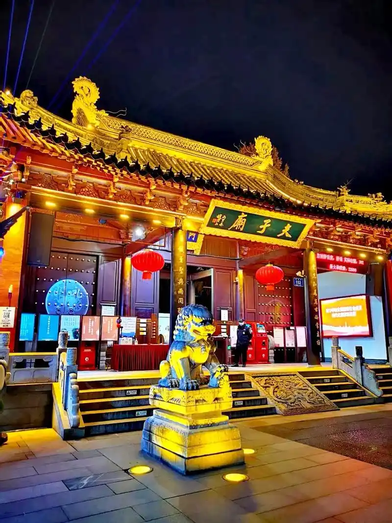 南京秦淮河夫子庙.夫子庙秦淮风光带位于南京市秦淮区,以夫子庙 - 抖