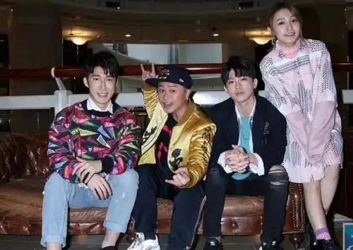 周杰伦ins晒南拳妈妈合体照,相隔十年再相聚,默契合唱引泪目