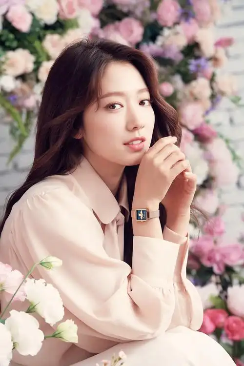 朴信惠写真画报,披肩长发显温柔,宛如置身于花海中的仙子美人
