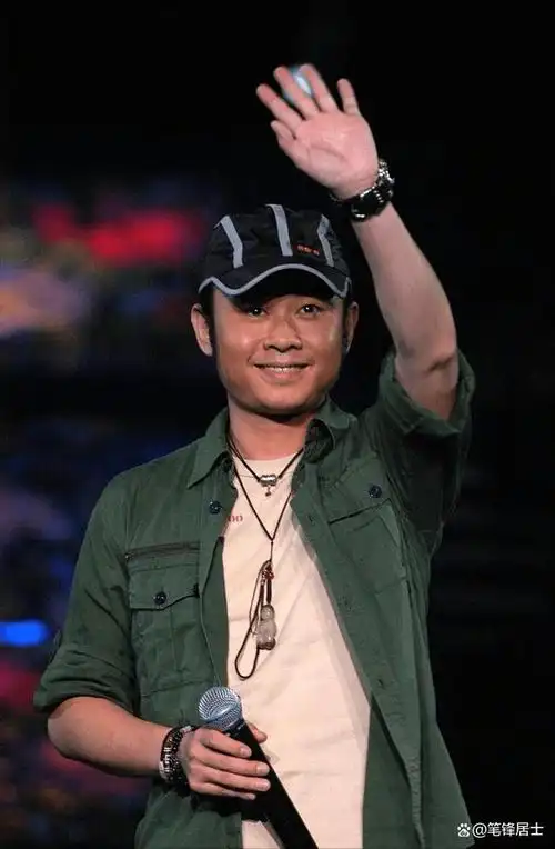 1971年6月22日出生于四川省内江市资中县,中国内地流行乐男歌手,词曲