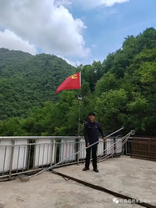 三抓三促行动进行时党旗飘扬扎根在供水一线的老党员老陈