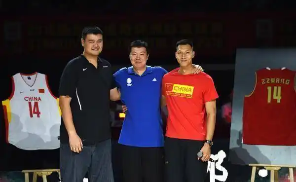 易建联教5岁儿子打篮球,儿子身高出众名字更出众,太有才了_训练_韩德