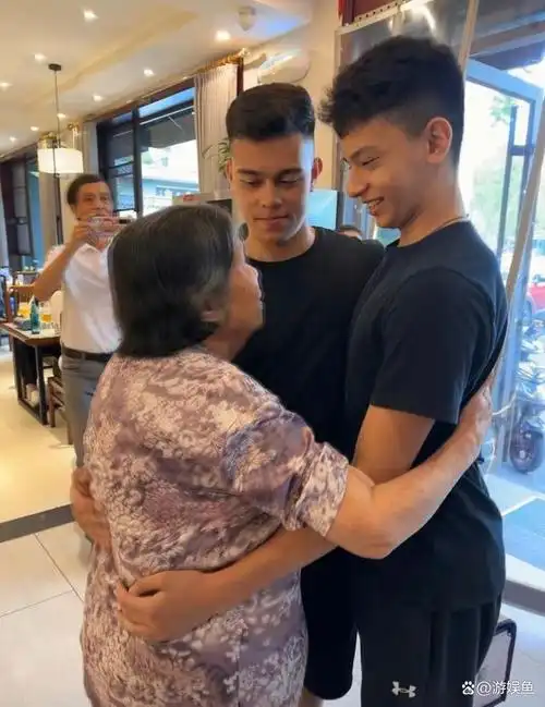 59岁史可近况,带外籍老公和两个混血儿子为母亲庆生,晒全家福!