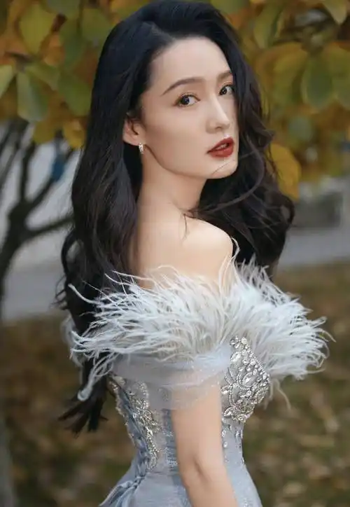 女星李沁时尚写真:窈窕淑女,娇小玲珑