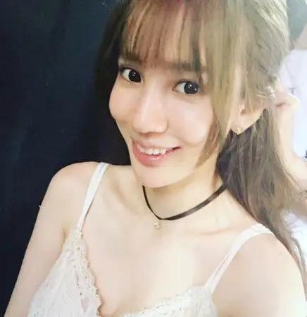 张艾亚喝喜酒穿这样! "低胸解放g奶"比美新娘